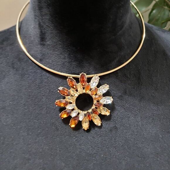 Isaac Mizrahi Women Glass Beads Floral Brooch Pendant Necklace w/ Lobster Claspr - Picture 1 of 4